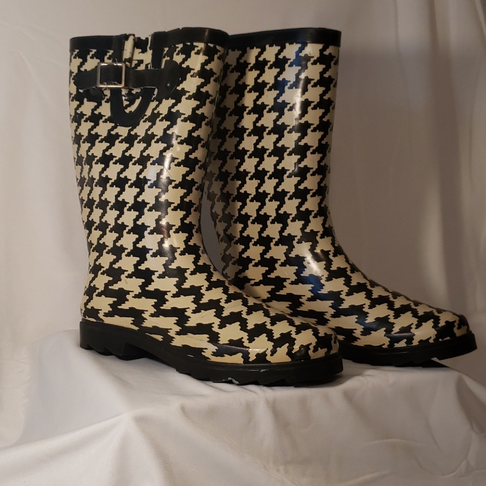 RAIN BOOTS